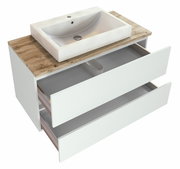 Waschtisch-Set mit weißem Waschbecken auf einer Holzplatte, darunter zwei geöffnete Schubladen, Perspektive von schräg oben