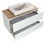 Waschtisch-Set mit weißem Waschbecken auf einer Holzplatte, darunter zwei geöffnete Schubladen, Perspektive von schräg oben