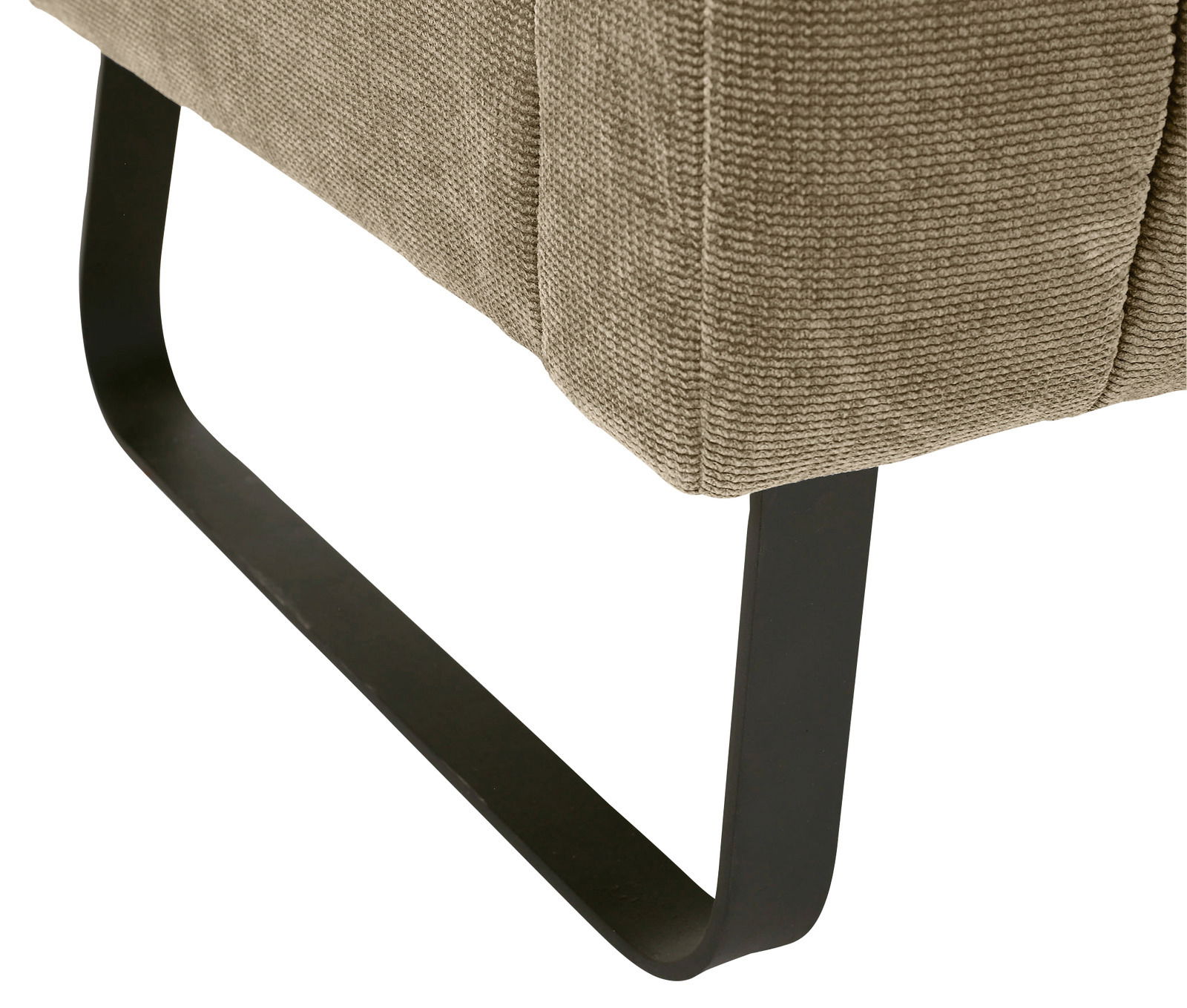 Nahaufnahme einer 2,5er-Sitzbank mit Metallbeinen und strukturiertem Stoffbezug, seitliche Perspektive