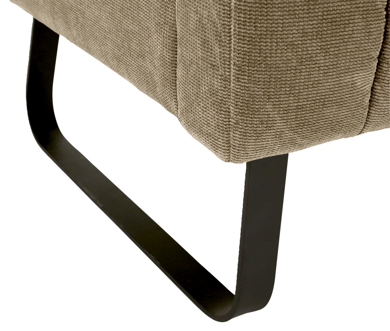 Nahaufnahme einer 2,5er-Sitzbank mit Metallbeinen und strukturiertem Stoffbezug, seitliche Perspektive