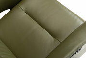 Close-up van een groene lederen relaxfauteuil, gezien van bovenaf.