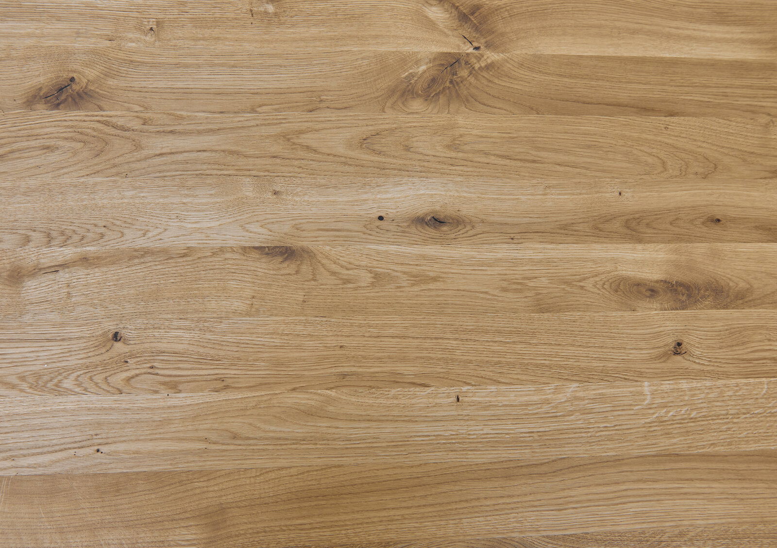 Nahaufnahme einer Holzoberfläche mit natürlicher Maserung, aus der Vogelperspektive fotografiert.