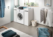 Waschmaschinenumbau Set in einem modernen Waschraum, Perspektive von vorne links