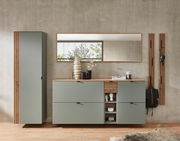 Moderne Garderobeneinrichtung in Schilfgrün mit Hängeschrank, Spiegel und Schuhschrank, frontal betrachtet.