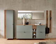 Moderne Garderobeneinrichtung in Schilfgrün mit Hängeschrank, Spiegel und Schuhschrank, frontal betrachtet.