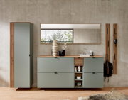 Moderne Garderobeneinrichtung in Schilfgrün mit Hängeschrank, Spiegel und Schuhschrank, frontal betrachtet.
