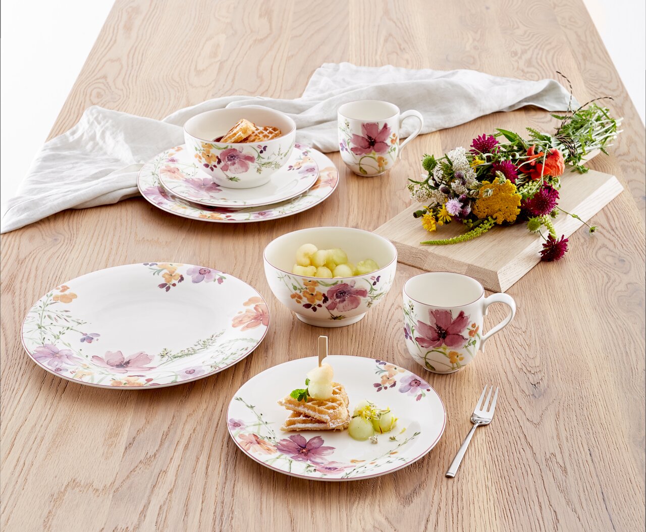 Villeroy & Boch Starter-Set 8-tlg. MARIEFLEUR BASIC Starter-Set Mariefleur 8-tlg. mit floralem Design auf einem Holztisch, seitliche Perspektive