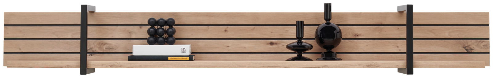 Wandboard aus Holz mit schwarzen Metallakzenten, dekoriert mit Büchern und schwarzen Vasen, frontal betrachtet.