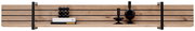 Wandboard aus Holz mit schwarzen Metallakzenten, dekoriert mit Büchern und schwarzen Vasen, frontal betrachtet.