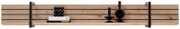 Wandboard aus Holz mit schwarzen Metallakzenten, dekoriert mit Büchern und schwarzen Vasen, frontal betrachtet.