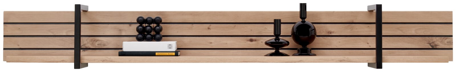Houten wandplank met zwarte metalen accenten, versierd met boeken en zwarte vazen, gezien vanaf de voorkant.