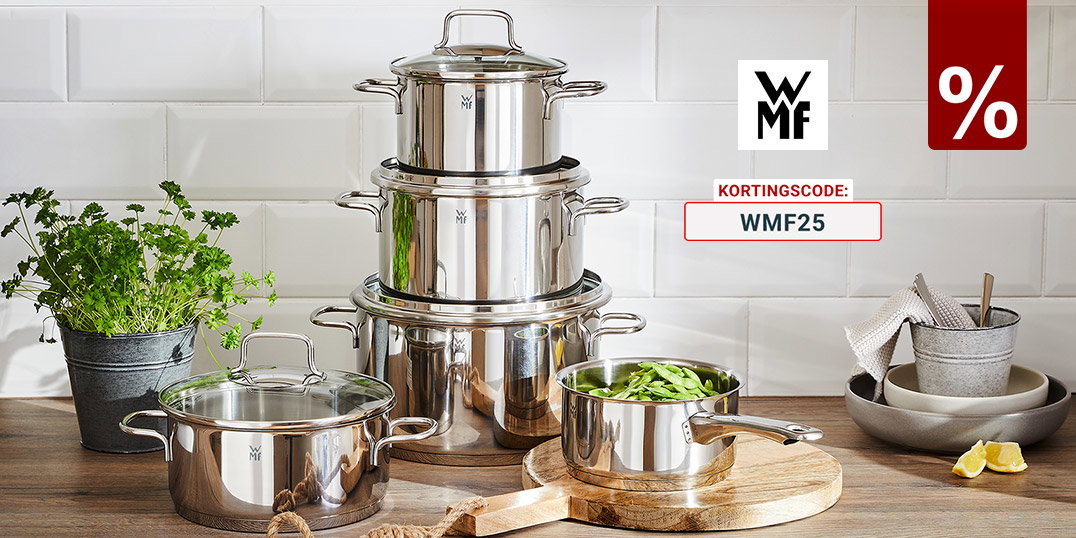 Hoogwaardig WMF roestvrijstalen kookpottenset op een houten werkblad in een moderne keuken – meerdere pannen en een steelpan met verse groenten,