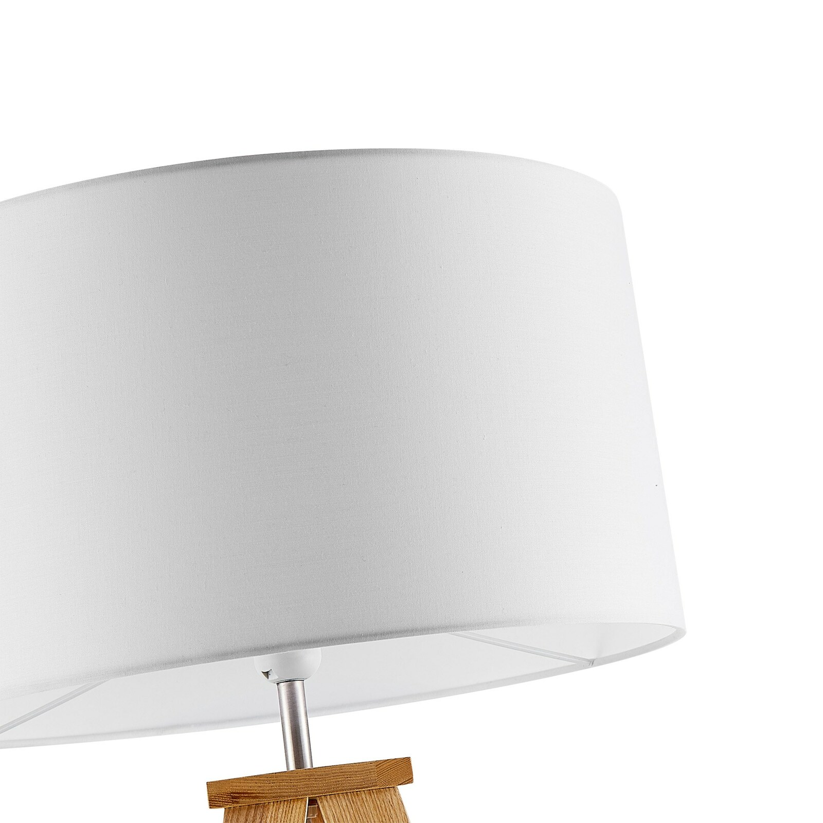 Weiße Stehleuchte mit rundem Lampenschirm und Holzstativ, seitliche Perspektive