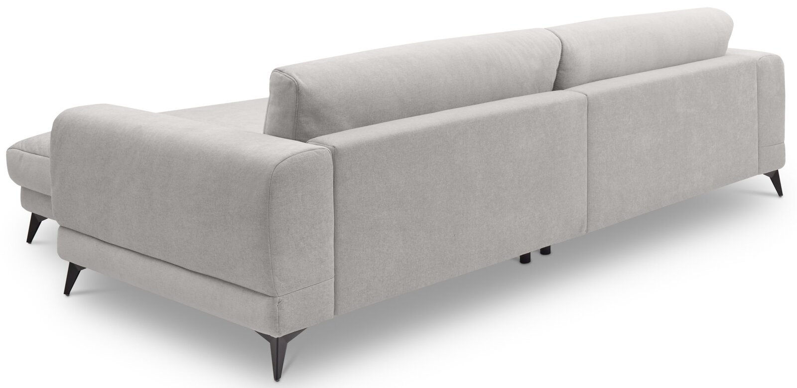 Hellgraues Stoffsofa mit breiten Armlehnen, zwei Rückenpolstern und schwarzen, konischen Füßen, gezeigt aus rückwärtiger Seitenansicht (schräg von hinten).