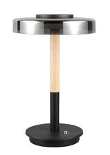 Moderne Tischleuchte Celeste mit rundem, schwarzem Sockel, hellem Holzstab und silbernem Lampenschirm, seitliche Perspektive.