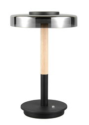 Moderne Tischleuchte Celeste mit rundem, schwarzem Sockel, hellem Holzstab und silbernem Lampenschirm, seitliche Perspektive.