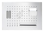 Metallisches Memoboard mit Utensilien, inklusive Haken, Magneten und Ablagefächern, aus der Vogelperspektive.