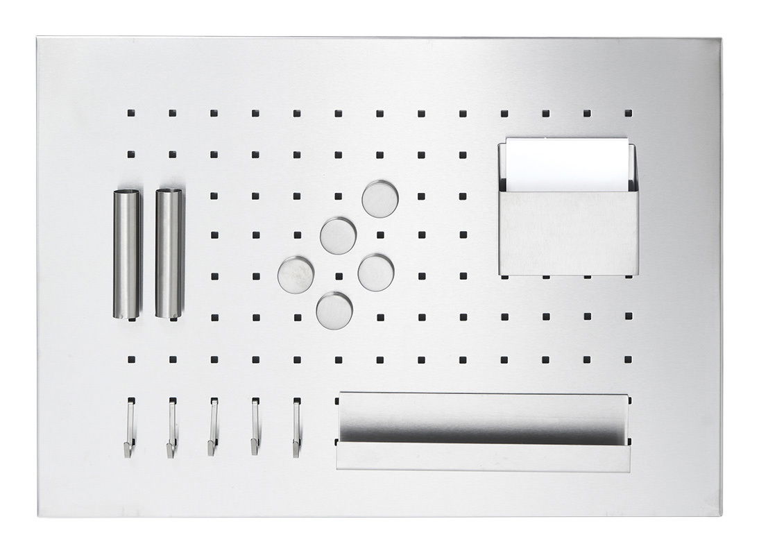 Zeller Present Memoboard mit Utensilien Metallisches Memoboard mit Utensilien, inklusive Haken, Magneten und Ablagefächern, aus der Vogelperspektive.