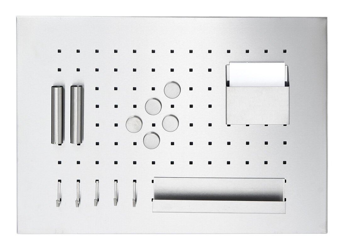 Metallisches Memoboard mit Utensilien, inklusive Haken, Magneten und Ablagefächern, aus der Vogelperspektive.