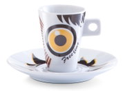 Espresso-Tasse mit Untertasse, dekoriert mit einem auffälligen grafischen Design und dem Schriftzug 'Freetime', seitliche Perspektive