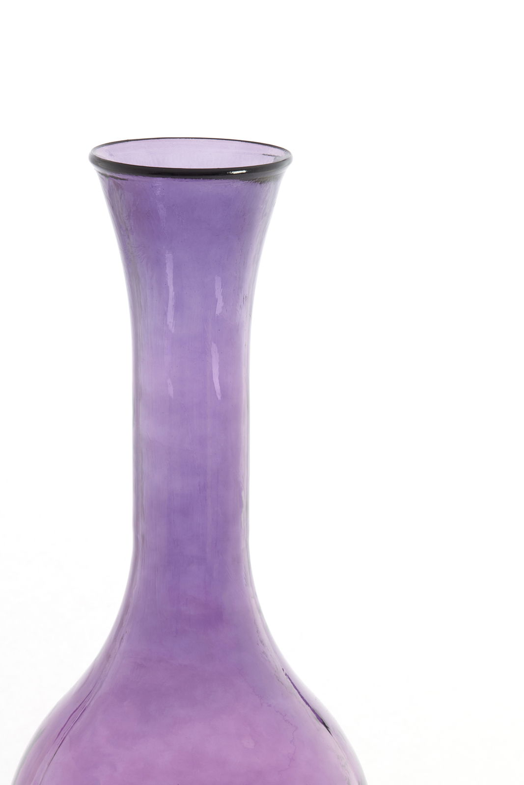 Lila Glasvase mit schlankem Hals, seitliche Perspektive