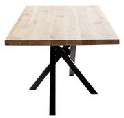 Moderner Esstisch mit Holzplatte und schwarzem Metallgestell, seitliche Perspektive
