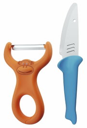 Kookset bestaande uit een oranje dunschiller met apenmotief en een blauw mes, hier vooraanzicht.