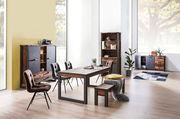 Esszimmermöbel-Set in modernem Design mit Esstisch, Stühlen, Bank, Highboard, Stauraumregal und Sideboard aus Holz und Metall, seitliche Perspektive