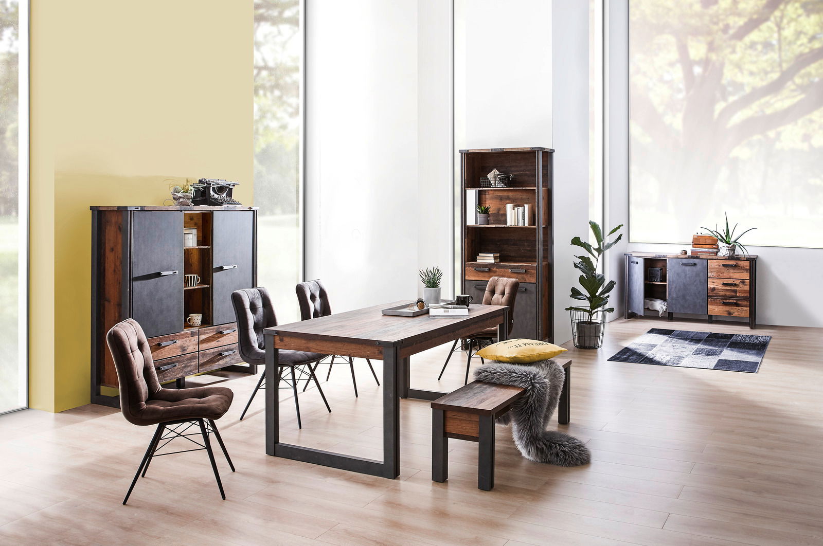 Esszimmermöbel-Set in modernem Design mit Esstisch, Stühlen, Bank, Highboard, Stauraumregal und Sideboard aus Holz und Metall, seitliche Perspektive