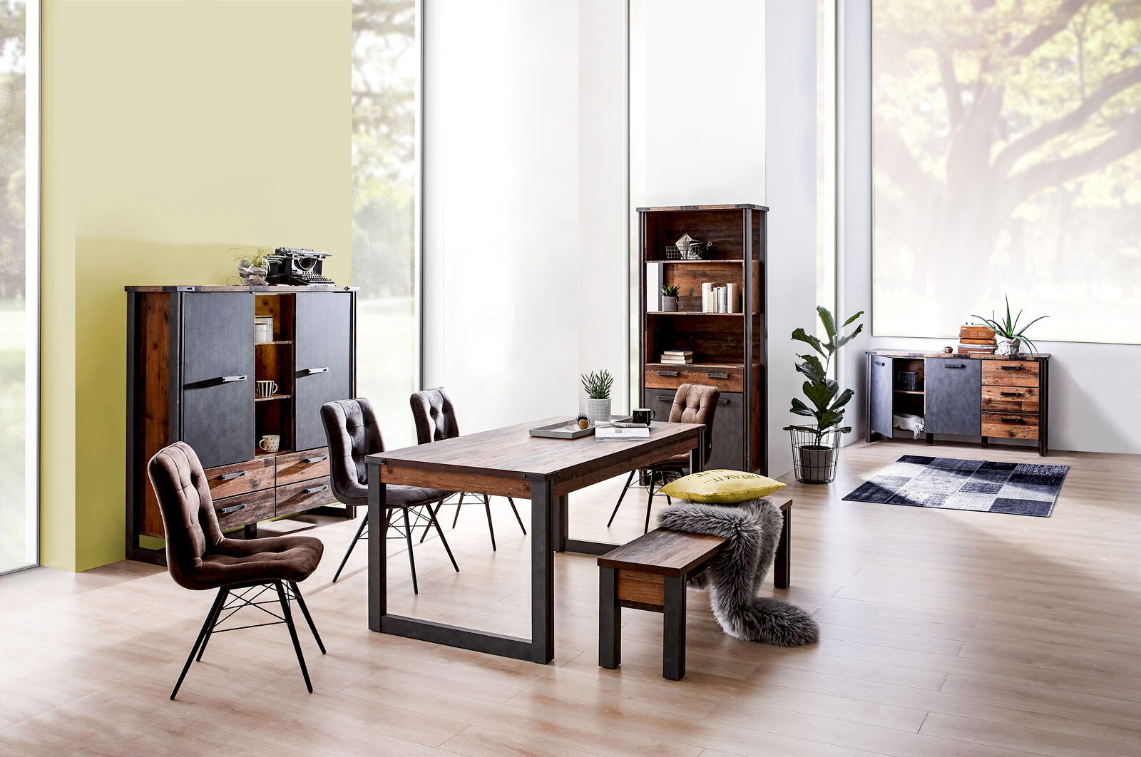 Esszimmermöbel-Set in modernem Design mit Esstisch, Stühlen, Bank, Highboard, Stauraumregal und Sideboard aus Holz und Metall, seitliche Perspektive