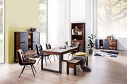 Esszimmermöbel-Set in modernem Design mit Esstisch, Stühlen, Bank, Highboard, Stauraumregal und Sideboard aus Holz und Metall, seitliche Perspektive