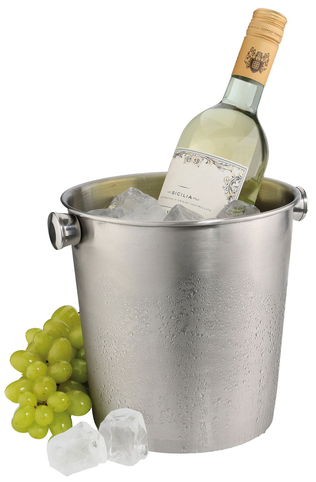 Ein Weinkühler aus Edelstahl mit einer Flasche Weißwein und Eiswürfeln, daneben grüne Trauben. Perspektive: Frontalansicht.
