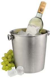 Ein Weinkühler aus Edelstahl mit einer Flasche Weißwein und Eiswürfeln, daneben grüne Trauben. Perspektive: Frontalansicht.