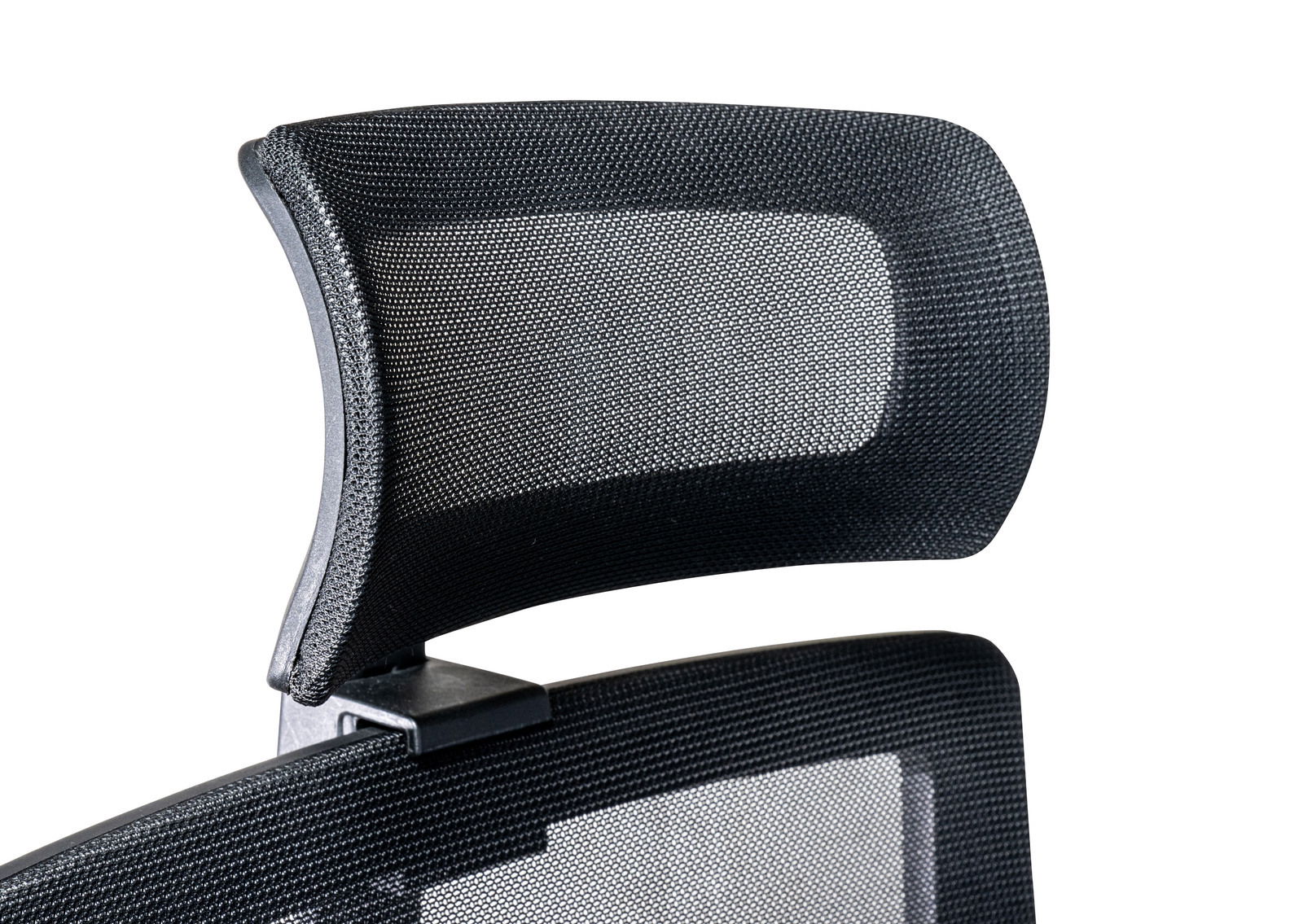 Nahaufnahme der Kopfstütze eines Drehstuhls aus schwarzem Netzgewebe, seitliche Perspektive