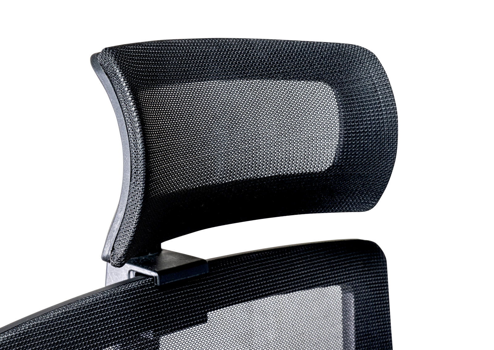 Nahaufnahme der Kopfstütze eines Drehstuhls aus schwarzem Netzgewebe, seitliche Perspektive