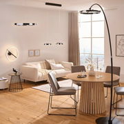 Moderne LED-Hängeleuchte in einem stilvollen Wohnzimmer, von der Seite betrachtet.