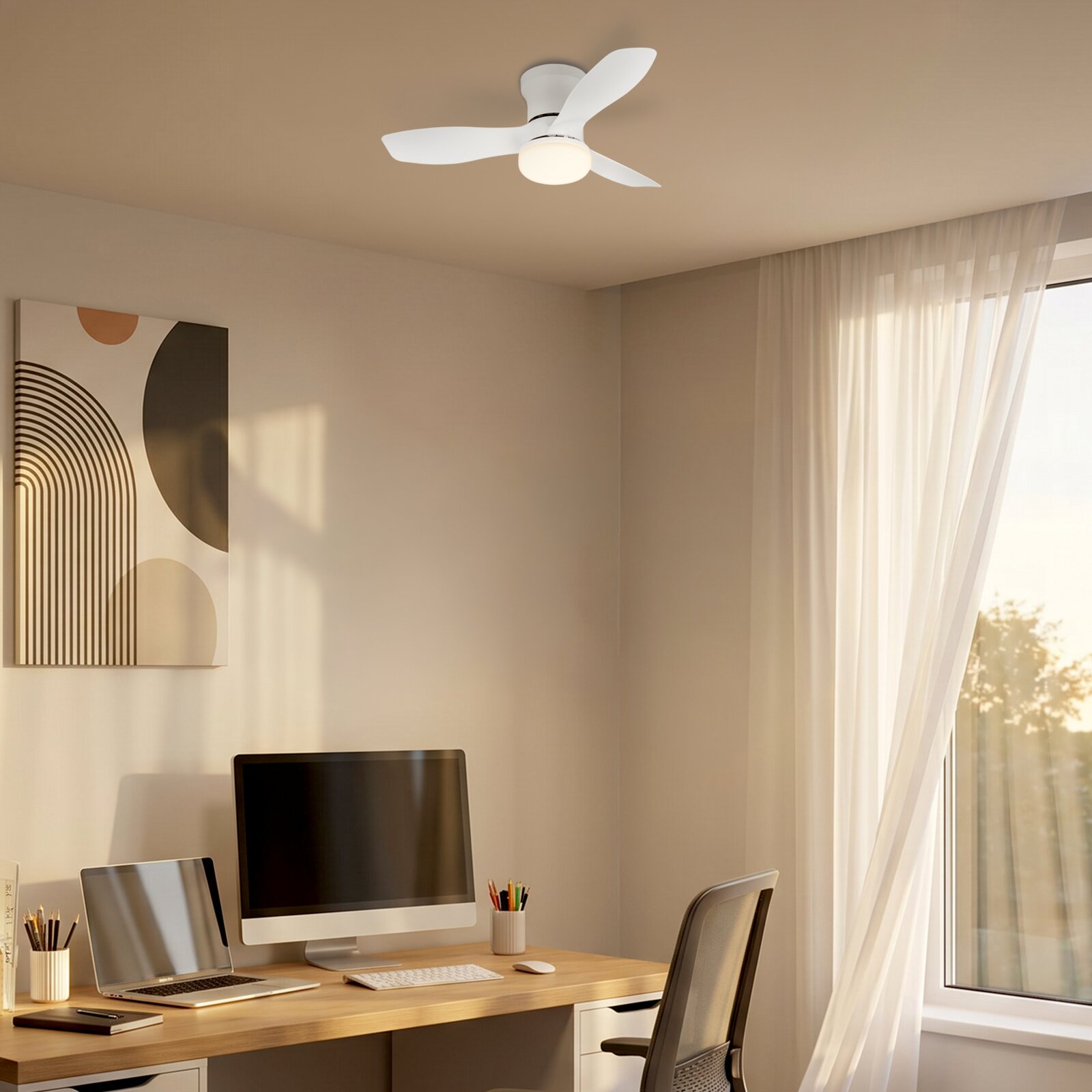 Weißer Deckenventilator mit drei geschwungenen Flügeln und integrierter, warm leuchtender Lampe in einem modernen Arbeitszimmer, aus leichter Untersicht dargestellt