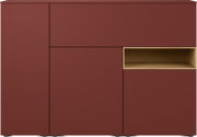 Bordeauxrotes Sideboard mit glatten Fronten und offenem Regalfach in Holzoptik rechts, Produktansicht von vorne.