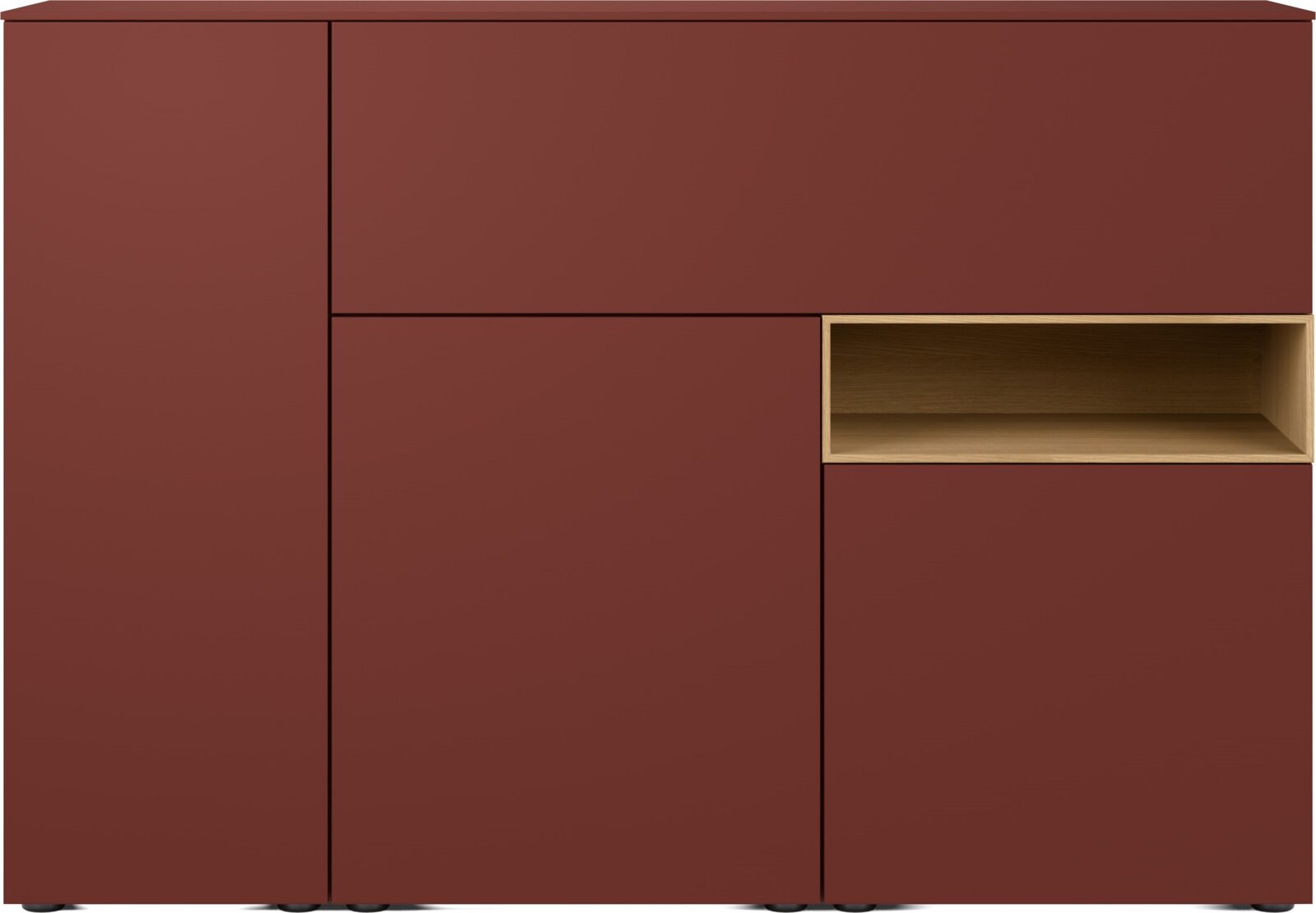 Bordeauxrotes Sideboard mit glatten Fronten und offenem Regalfach in Holzoptik rechts, Produktansicht von vorne.