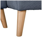 Detailaufnahme aus seitlicher Perspektive: grauer, strukturierter Polsterstoff eines Sessels/Sofas mit zwei konischen Holzbeinen auf weißem Hintergrund