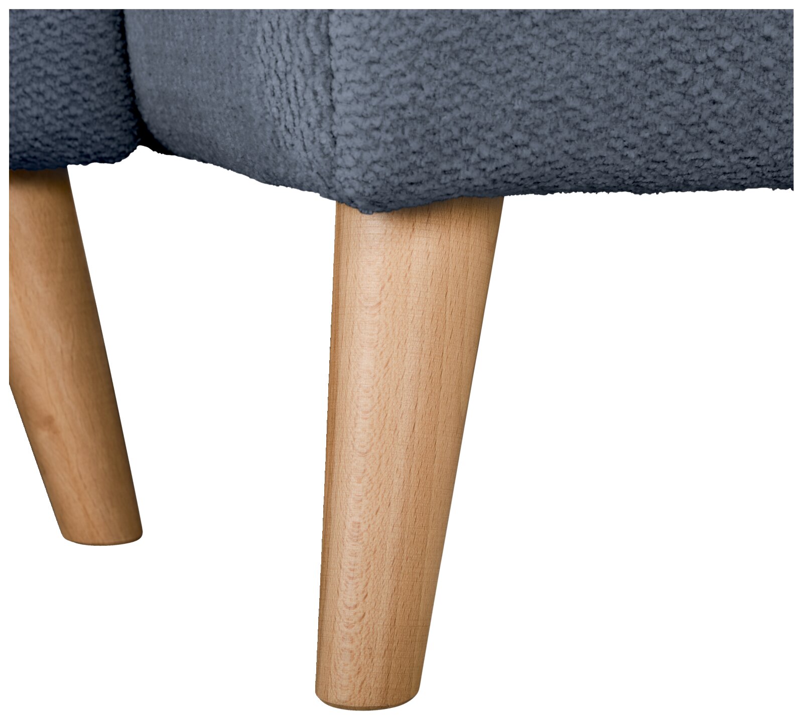 Detailaufnahme aus seitlicher Perspektive: grauer, strukturierter Polsterstoff eines Sessels/Sofas mit zwei konischen Holzbeinen auf weißem Hintergrund