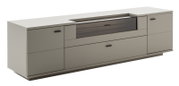 Modern lowboard/tv-meubel in greige met een front in donkere houtlook en zwarte handgrepen, vrijstaand op een witte achtergrond, schuin vooraanzicht (3/4-perspectief).