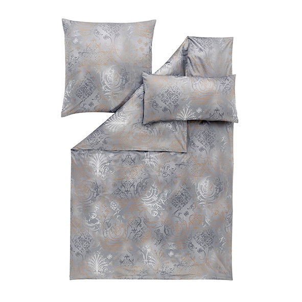 Bettwäsche-Set in Grau mit elegantem, floralen Muster, bestehend aus einem Deckenbezug und zwei Kissenbezügen, aus der Vogelperspektive fotografiert.