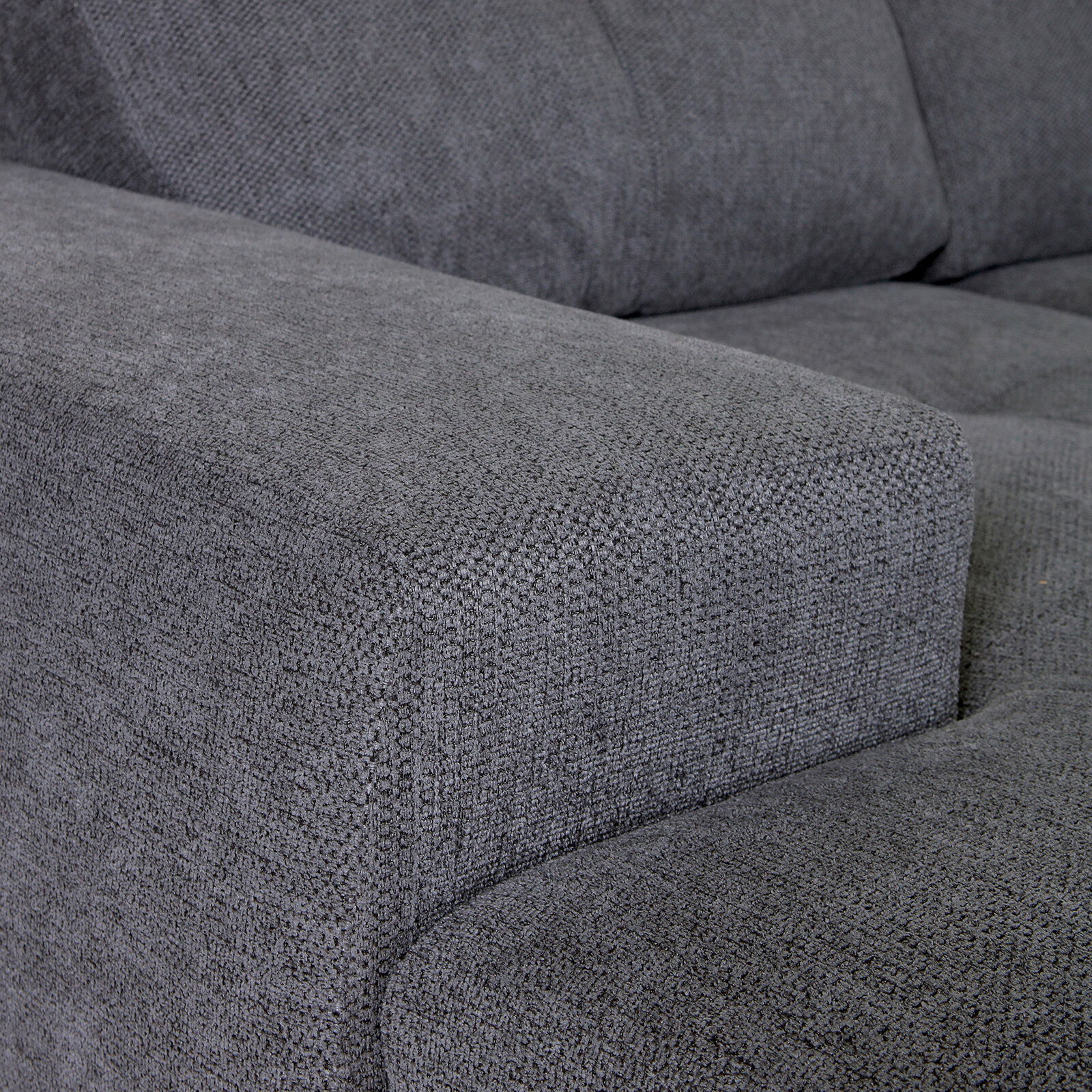 Nahaufnahme einer grauen Stoffecke eines Ecksofas, Perspektive von der Seite