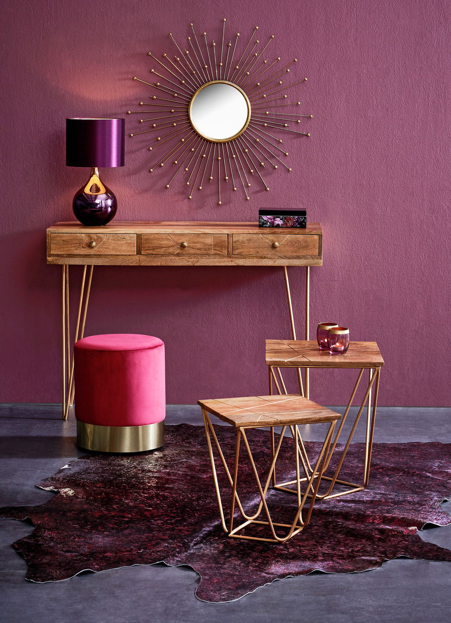 Konsolentisch aus Holz mit goldenen Beinen, dekoriert mit einer violetten Lampe und einem runden Spiegel an der Wand, aus der Frontalperspektive.