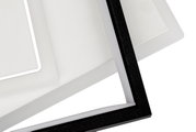 Nahaufnahme einer modernen LED-Deckenleuchte mit geometrischem Design und schwarzem Rahmen.