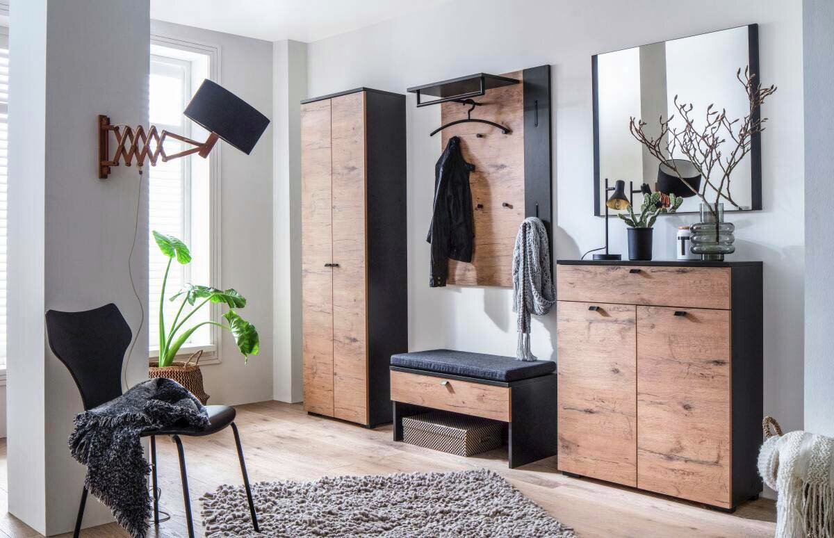 Garderobenpaneel in einem modernen Flur mit Holzoptik, bestehend aus einem hohen Schrank, einer Sitzbank mit Stauraum, einem Spiegel und einer Kommode. Perspektive von vorne.