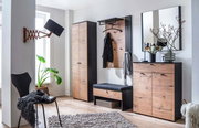 Garderobenpaneel in einem modernen Flur mit Holzoptik, bestehend aus einem hohen Schrank, einer Sitzbank mit Stauraum, einem Spiegel und einer Kommode. Perspektive von vorne.
