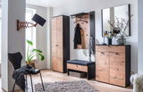 Garderobenpaneel in einem modernen Flur mit Holzoptik, bestehend aus einem hohen Schrank, einer Sitzbank mit Stauraum, einem Spiegel und einer Kommode. Perspektive von vorne.