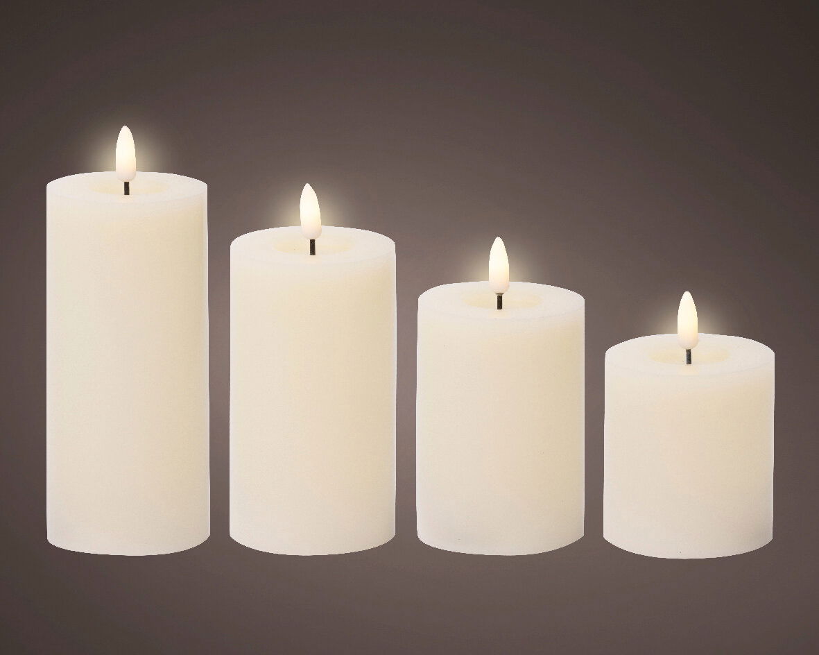 Vier weiße LED-Kerzen aus Wachs in verschiedenen Größen, frontal betrachtet, mit flackerndem Licht.
